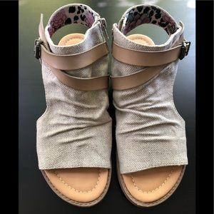 Girl's Blowfish Sandals, sz 4.5, new